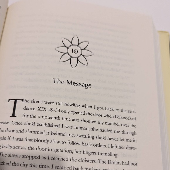 The Bone Season (2013, Hardcover) – Samantha Shannon [Dystopian, Fantasy] - Picture 8 of 9